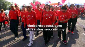 SIHAT: Tun Taib dan Toh Puan Ragad menyertai lebih 2,000 peserta dalam aktiviti berjalan kaki sempena sambutan Hari Jantung Sedunia 2018 di Saradise, Kuching semalam. — Gambar Muhammad Rais Sanusi