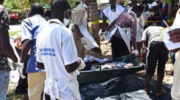 MANGSA KARAM MENINGKAT: Orang awam membawa mayat ke tebing Lake Victoria semasa operasi mencari mangsa sehari selepas kejadian feri terbalik. Angka kematian bagi sebuah feri penuh sesak yang karam di Lake Victoria meningkat kepada lebih dari 200 orang kelmarin. — Gambar AFP