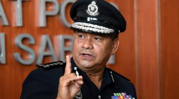 Omar bercakap pada sidang media selepas Upacara Perbarisan dan Amanat Pesurujaya Polis Sabah di Ibu Pejabat Polis Kepayan hari ini. - Gambar Bernama 