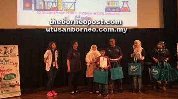 TAHNIAH: Arpah (tiga kiri) menyampaikan sijil dan cenderamata kepada salah seorang peserta yang mengikuti program Perkhemahan Ilmu pada satu majlis di Kuching, baru-baru ini.
