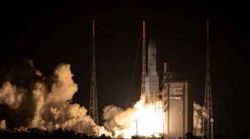 MISI KE-100: Roket Ariane 5 berlepas untuk misinya yang ke-100 ke angkasa lepas dari Kourou, French Guiana, kelmarin. — Gambar AFP