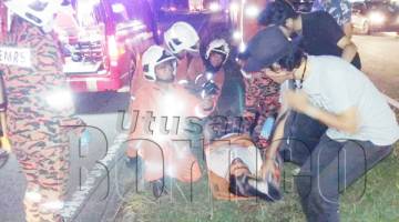 ANGGOTA bomba melakukan operasi menyelamatkan penunggang motosikal selepas kemalangan di Jalan Sulaman.