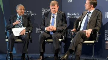 Dr Mahathir menjelaskan sesuatu pada Program Bloomberg Global Business Forum hari ini.. - Gambar BERNAMA 
