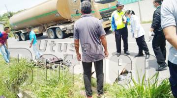 MANGSA kemalangan di lokasi kejadian.