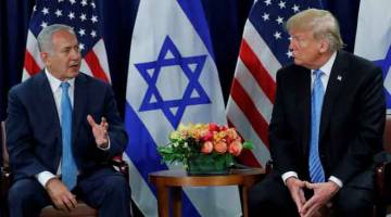 PERTEMUAN DUA HALA: Netanyahu (kiri) bercakap semasa pertemuan dua hala dengan Trump             pada sesi ke-73 Perhimpunan Agung PBB di Ibu Pejabat PBB di New York, kelmarin. — Gambar Reuters