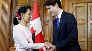 PERTEMUAN MESRA: Perdana Menteri Kanada Justin Trudeau (kanan) berjumpa dengan Suu Kyi di pejabat Trudeau di Parliament Hill di Ottawa, Ontario, Kanada, pada 7 Jun 2017. — Gambar Reuters 