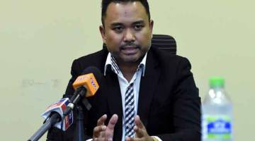 BENTANG: Azman pada sidang media mengenai pelantikan pengerusi baharu PSM, Tan Sri Tony Fernandes di Pejabat PSM, Technology Park Malaysia, semalam. — Gambar Bernama