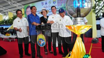 JAUJAN (dua kiri) bersama Junz (dua kanan), Christina (tengah), Daud (kanan) menyempurnakan gimik perasmian sambil disaksikan  Presiden Majlis Perbandaran Tawau Alijus Sipil (kiri).