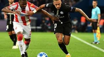 AKSI LUAR BIASA: Neymar (kanan) bersaing untuk mendapatkan bola dengan pemain Red Star, Nabouhanepada perlawanan di the Parc des Princes, Paris kelmarin. — Gambar AFP