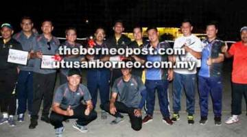UNGGUL: Zulkipli (tengah) dan Jame memegang trofi kemenangan mewakili pasukan Pegawai Kanan muncul juara Kejohanan Bola Tampar Tertutup Piala KPD Bintulu.