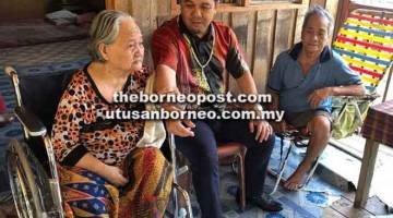 DEKATI RAKYAT: Aru Lipang berasa terharu apabila Jamawi (tengah) sempat berziarah ke rumahnya.