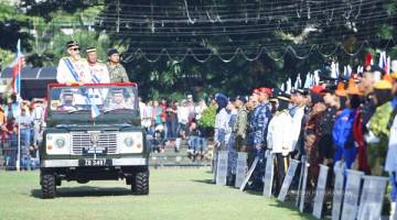 SUASANA sekitar pemeriksaan kontinjen perbarisan oleh Tun Juhar.