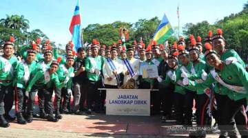 TETAP UNGGUL: Jabatan Landskap DBKK merakamkan gambar kenangan selepas dinobatkan sebagai johan kategori Jabatan Kerajaan Tidak Berpakaian Seragam.