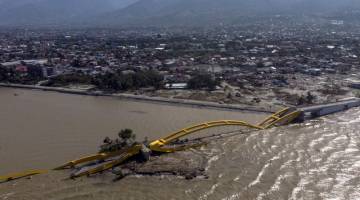 Pemandangan dari udara memperlihatkan sebuah Jambatan yang menghubungkan Palu Barat dan Palu Timur musnah akibat bencana tsunami dan gempa bumi bermagnitud 7.5 skala Richer. - Gambar Bernama 