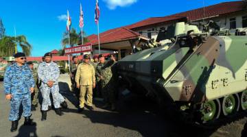 Mohamad Sabu (dua, kanan) diberikan penerangan mengenai aset tentera oleh Panglima Angkatan Tentera Tan Sri Zulkifli Zainal Abidin (kanan) sewaktu melawat Markas 13 Briged (ESSCOM) Kem Cenderawasih sempena lawatan kerja dua hari ke Pantai Timur Sabah, hari ini. - Gambar