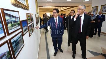 Liew (kiri) semasa melawat Kompleks Mahkamah Kuching di Petra Jaya, hari ini. - Gambar Muhammad Rais Sanusi 