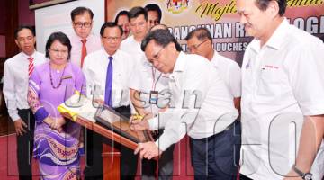 SHAFIE menandatangani plak sebagai simbolik perasmian.