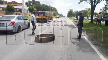 ANGGOTA polis melakukan siasatan di lokasi kejadian.