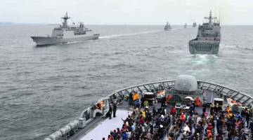 ARMADA ANTARABANGSA: Gambar yang diambil oleh agensi berita Yonhap kelmarin menunjukkan raptai bagi satu reviu armada antarabangsa di perairan pulau selatan Jeju. — Gambar AFP