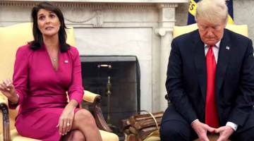LETAK JAWATAN: Haley (kiri) bercakap sewaktu pertemuan dengan Trump selepas diumumkan bahawa presiden menerima peletakan jawatannya di Washington kelmarin. — Gambar Reuters