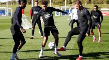 BERSEMANGAT: Sancho (tengah) berlatih bersama Nathaniel Chalobah dan Ross Barkley (kanan) ketika menghadiri sesi latihan sulung bersama skuad England di St. George’s Park, Burton upon Trent kelmarin. — Gambar AFP