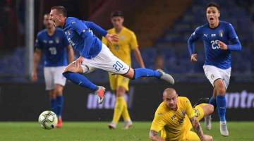 TERJAHAN KERAS: Bernardeschi (kiri) mengerang kesakitan selepas dikasari oleh pemain  Ukraine, Yaroslav Rakitskiy pada perlawanan di Stadio Luigi Ferraris, Genoa kelmarin.  — Gambar Reuters