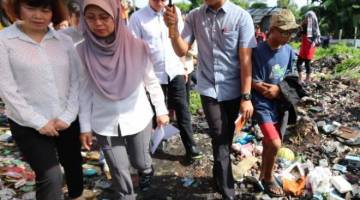 Irene dan Fatimah melawat keluarga yang tinggal di tapak pelupusan sampah di Jalan Seng Ling.