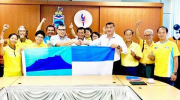 PENGARAH MSN Sabah, Terrance Edward Pudin (lima dari kiri) menyerahkan bendera Sabah kepada Pengurus Pasukan David William di KBS Sabah di Wisma Muis Kota Kinabalu. Turut berama adalah Aliudin (tengah) dan sebahagian daripada anggota kontinjen SAMAS.