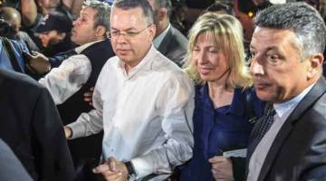 DIBEBASKAN: Pastor Brunson (kiri) tiba di Lapangan Terbang Adnan Menderes, Izmir kelmarin selepas dibebaskan ekoran perbicaraan di mahkamah Aliaga di wilayah barat Izmir. — Gambar AFP