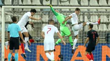 BERTEMBUNG DI UDARA: Sebahagian daripada babak-babak aksi perlawanan Liga Negara-Negara di antara Croatia dan England di Stadion HNK Rijeka. Perlawanan berkesudahan dengan keputusan seri tanpa jaringan. — Gambar Reuters