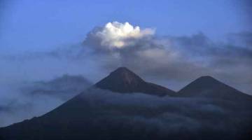 MELETUS SEMULA: Dalam gambar fail yang diambil pada 11 Jun lalu menunjukkan Gunung Berapi Fuego terus mengeluarkan abu dan asap lebih seminggu selepas satu letusan kuat seperti kelihatan dari perbandaran Palin di daerah Escuintla, kira-kira 35 km ke barat daya Guatemala City. Kelmarin gunung tersebut memulakan fasa letusan baharu dengan aliran lahar selepas aktiviti kuat pada Jun lepas yang mengorbankan 190 orang. — Gambar AFP