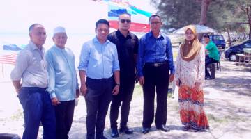 EFFENDI bersama PPM DUN Membakut Abdul Kadir diiring oleh Haji Harun meninjau kawasan gerai di Pantai Pimping.