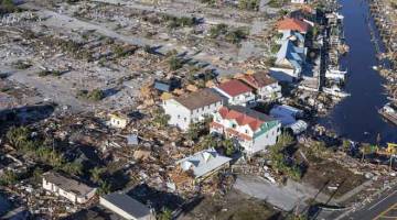 BENCANA ALAM: Rumah dan premis perniagaan sepanjang laluan US 98 musnah selepas dibadai Taufan Michael, kelmarin di Pantai Mexico, Florida. — Gambar AFP