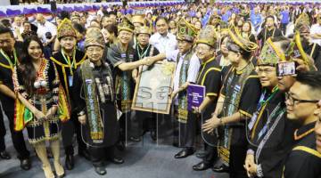 SHAFIE (lima kanan) menerima cendera kenangan daripada Pemangku Presiden Upko Datuk Seri Panglima Wilfred Madius Tangau ketika dipersidangan itu.