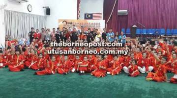 BERBAKAT: Ong (sembilan kiri) bersama penganjur, tetamu dan atlet-atlet pada kejohanan wushu Sarawak di Kuching semalam. 