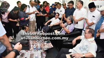 BERSATU: Anifah berkata sesuatu kepada pemberita ketika ditemui pada majlis santai di Kota Kinabalu.