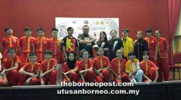 BERBAKAT: Pasukan SMK St Anthony Sarikei muncul juara bagi kategori sekolah menengah menerima hadiah daripada Mohd Johari (enam kiri, belakang) pada Kejohanan Wushu Jemputan Sekolah Menengah dan Sekolah Rendah di Sarikei.