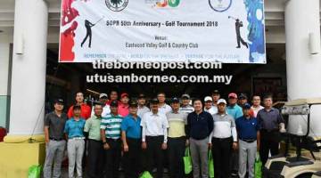 PERSAHABATAN: Pemain golf persahabatan SOPB bergambar kenangan bersama pada kejohanan itu. 