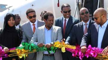 RASMIL: Datuk Bandar Mogadishu Abdirahman Omar Osman (tiga kiri) dan CEO of Ethiopian Airlines Abera Lemi (tiga kanan) kelmarin meraikan penerbangan komersial pertama menghubungkan Addis Ababa dan Mogadishu. — Gambar AFP