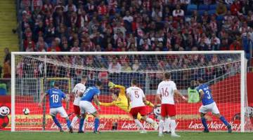 PENUH AKSI: Antara babak-babak aksi perlawanan Liga Negara UEFA di antara Poland dan Itali di Stadium Silesian di Poland. Itali menang dengan 1-0. — Gambar Reuters