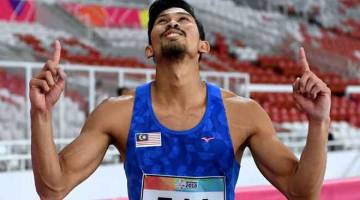 SATU KEBANGGAAN: Abdul Latif meraikan kejayaan selepas berjaya meraih pingat emas dalam acara akhir lompat jauh kategori lelaki T20 sempena Temasya Sukan Para Asia 2018 di Stadium Gelora Bung Karno, baru-baru ini. Abdul Latif membuat lompatan sejauh 7.64 meter.  — Gambar Bernama