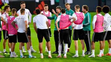 PERLU TEGAS: Loew memberi arahan kepada anak-anak buahnya ketika menjalani sesi latihan sebelum perlawanan Liga Negara UEFA di antara Belanda dan Jerman di Amsterdam, pada 9 Oktober lalu. — Gambar AFP