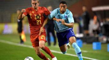 AKSI HEBAT: Groeneveld (kanan) berdepan tentangan sengit daripada pemain Belgium, Timothy Castagne pada perlawanan persahabatan di Stadium Raja Baudouin, Brussels kelmarin. Gambar sisipan Koeman — Gambar AFP