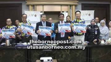 PASTI HEBAT: Abdul Karim (tengah) bersama (dari tiga kiri) Robert dan Ong memperagakan poster AIBC 2018 kepada wartawan sambil disaksikan jawatankuasa penganjur lain, semalam.