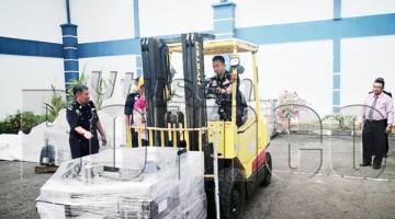 HABIBI menggunakan forklift yang membawa barang kes sebagai simbolik pelupusan barang kes berkenaan.