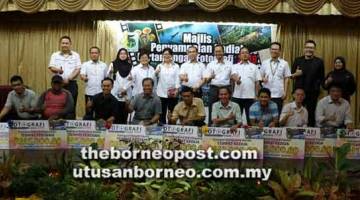 TAHNIAH: Hashim (berdiri, tengah) merakam kenangan bersama barisan pemenang Pertandingan Fotografi sempena Ulang Tahun Ke-45 PUSAKA.