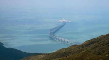 JAMBATAN TERPANJANG: Dalam gambar fail yang diambil pada 7 Oktober lalu, sebahagian daripada Jambatan Hong Kong-Zhuhai-Macau (HKZMB) kelihatan dari Pulau Lantau di Hong Kong. — Gambar AFP