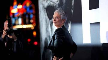 JUARA CARTA: Gambar fail yang diambil pada 17 Oktober 2018 ini menunjukkan aktres AS Jamie Lee Curtis menghadiri tayangan perdana filem ‘Halloween’ di TCL Chinese Theatre di Los Angeles, California. Filem baharu ‘Halloween’ mencatat kutipan jualan tiket yang dianggarkan sebanyak AS$77.5 juta di box office Amerika Utara pada hujung minggu.  ‘Halloween’ adalah kesinambungan daripada kejadian yang berlaku 40 tahun lalu dalam filem pertama ‘Halloween’ (1978). Jamie Lee Curtis kembali sekali lagi dalam filem ini