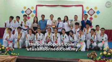 JUARA: Pasukan SMK Bandar Sarikei muncul juara Kejohanan Seni Bela Diri Taekwondo Jemputan Sekolah-sekolah Menengah Zon Tengah Sarawak 2018 menerima hadiah.