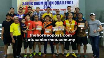 PEMENANG: Pemenang pertandingan badminton bersama jawatankuasa penganjur di Kuching.